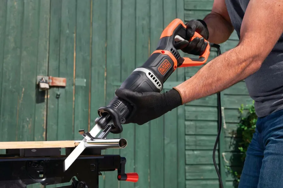 Outlet Black & Decker Bajonetsav 750W grenholder og to savklinger