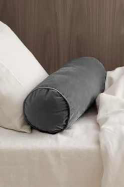 Discount Ellos Home Pølsepude Nora Cylinder i velour Grå