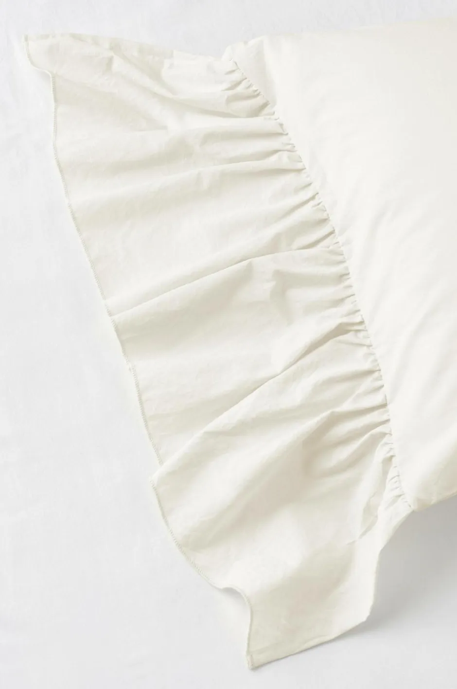 Discount Ellos Home Pudebetræk Juliette Giant Frill i vasket bomuld Cremehvid