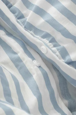 Outlet Ellos Home Sengesæt Avery Elastic i bomuldspercale 2 eller 3 stykker Lyseblå stribet