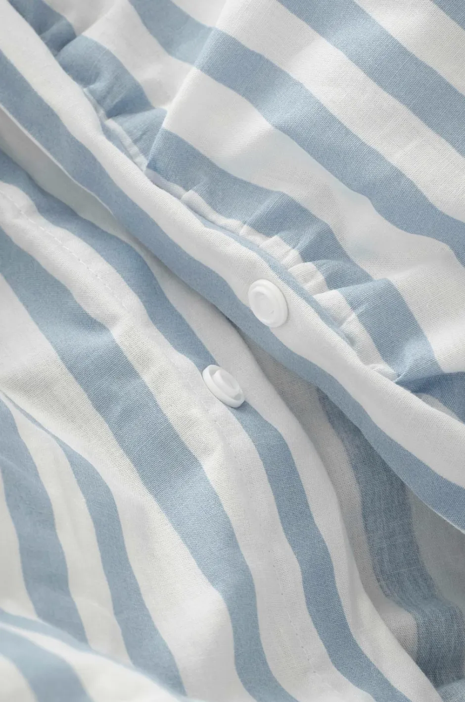 Outlet Ellos Home Sengesæt Avery Elastic i bomuldspercale 2 eller 3 stykker Lyseblå stribet