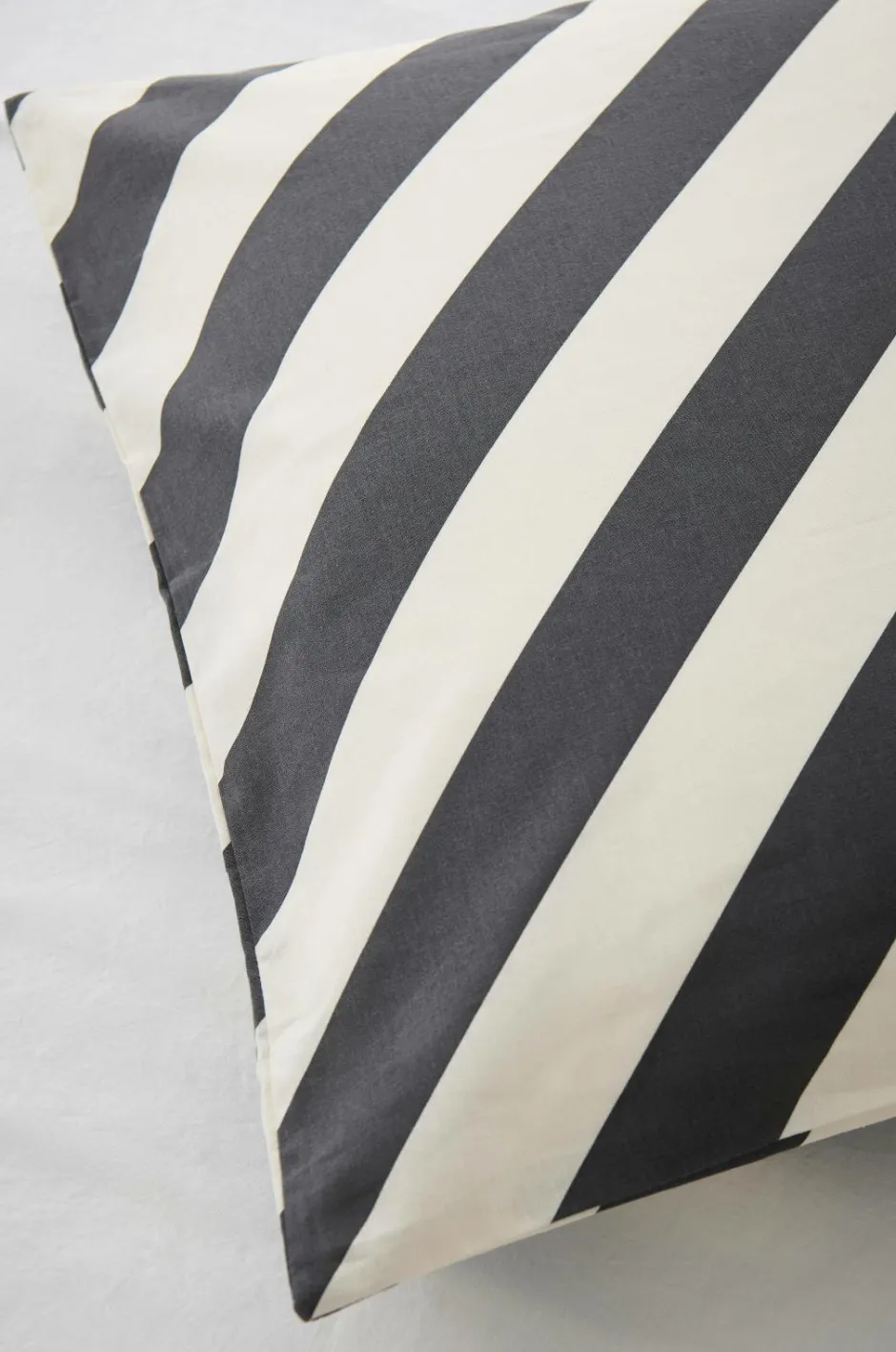 Outlet Ellos Home Sengesæt Diagonal Stripe i bomuld 2 dele Gråsort