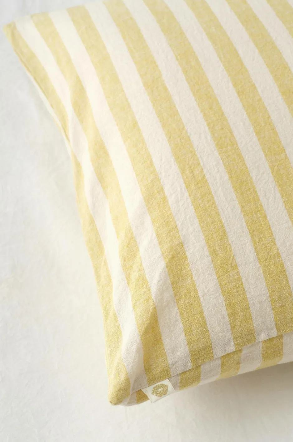 Best Ellos Home Sengesæt Elly Classic Stripe i genanvendt halvlinned 2 eller 3 stykker Lys grøngul