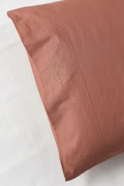 Discount Ellos Home Sengesæt Luca i bomuldspercale 2 eller 3 stykker Cognacsröd