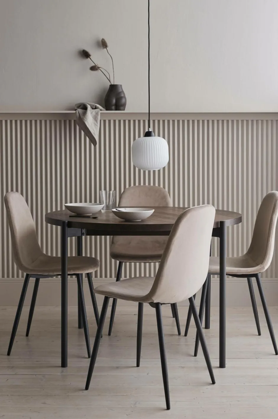 Discount Ellos Home Spisebordssæt Gilda med 1 bord og 4 stole Brunt bord/beige stole