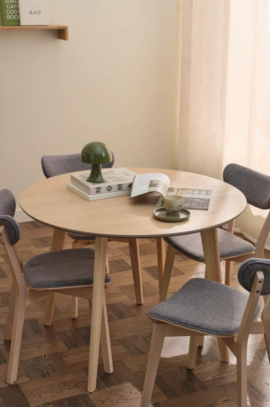 Ellos Home Spisegruppe Ridney med 1 bord + 4 stole med polstring Vitlaserad Grå