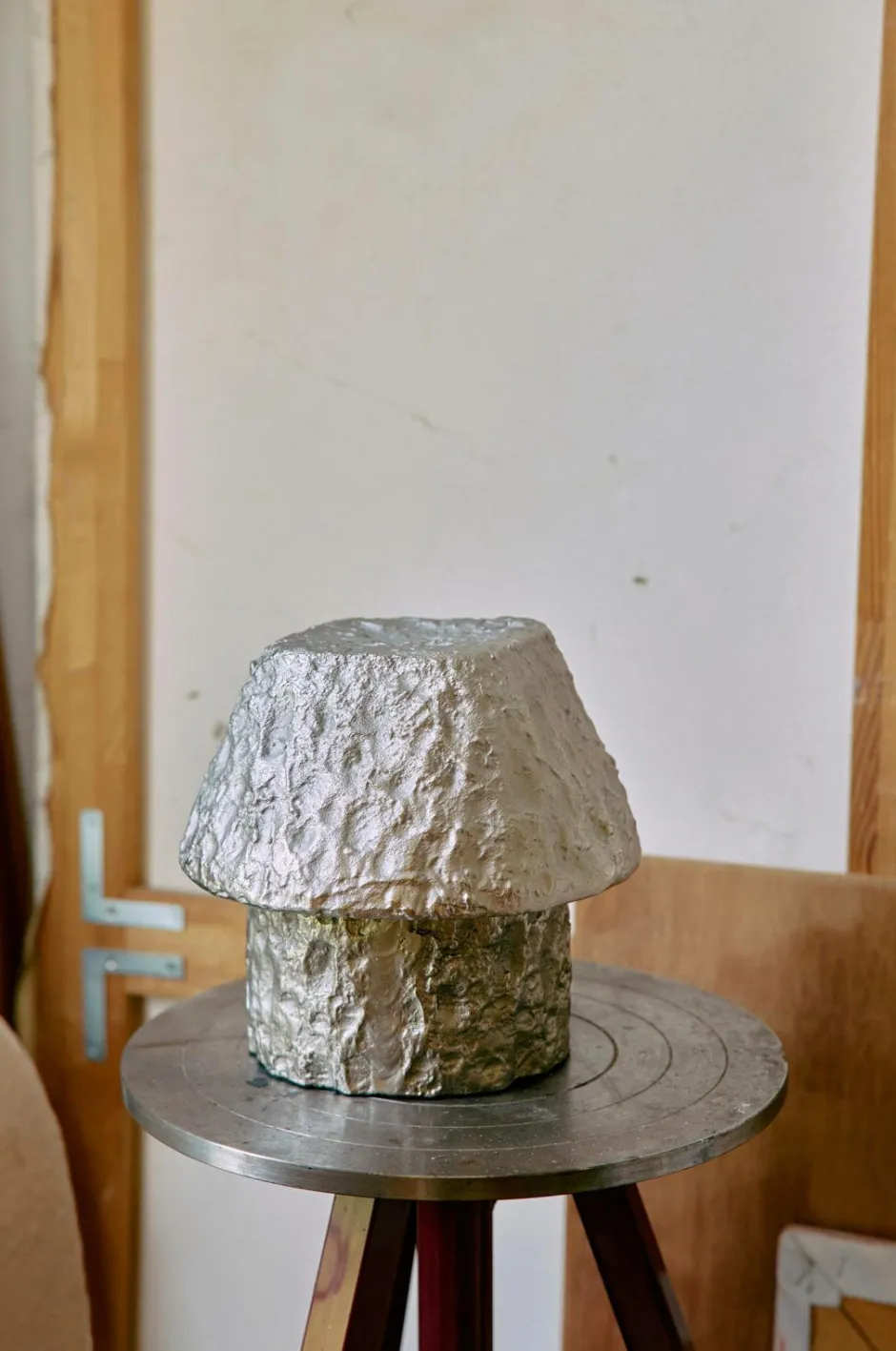 Best HKliving Artefact bordlampe i aluminium Lysegrå