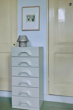 Best HKliving Artefact bordlampe i aluminium Lysegrå