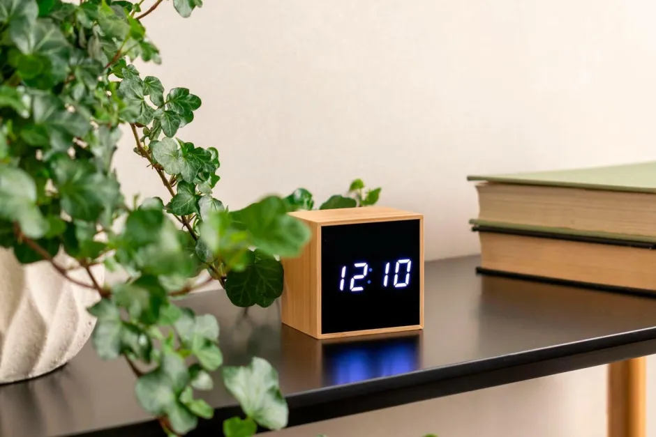 Best Karlsson Vækkeur Mini Cube Bamboo