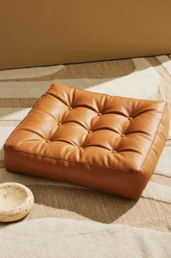 Outlet Pastill Luca gulvpude i vegansk læder 64x64x15 cm Cognacbrun PU