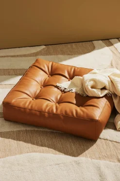 Outlet Pastill Luca gulvpude i vegansk læder 64x64x15 cm Cognacbrun PU