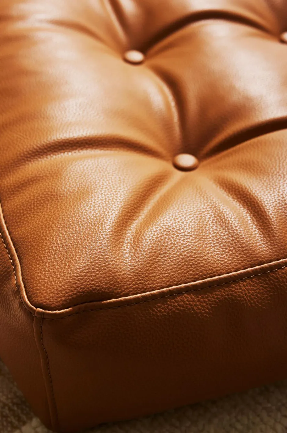 Outlet Pastill Luca gulvpude i vegansk læder 64x64x15 cm Cognacbrun PU