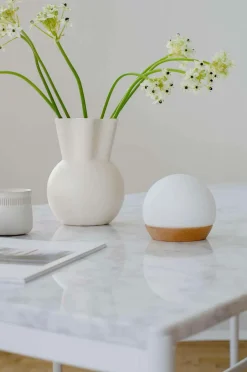 Best Spring Copenhagen Bærbar Bordlampe Spring Snowball Big Ø11 cm Hvid/natur