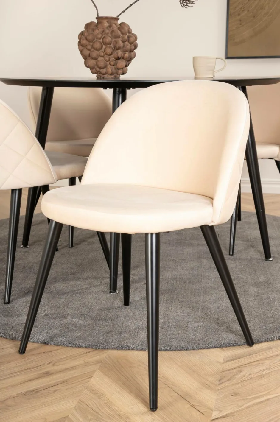Hot Venture Home Spisegruppe Dipp med 4 spisebordsstole Velvet Stitches Offwhite fløjl / sort