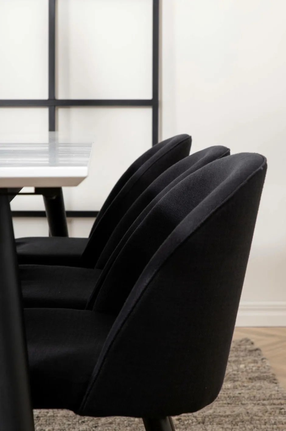 Venture Home Spisegruppe Jimmy med 6 spisebordsstole Velvet Sort stof / hvidt